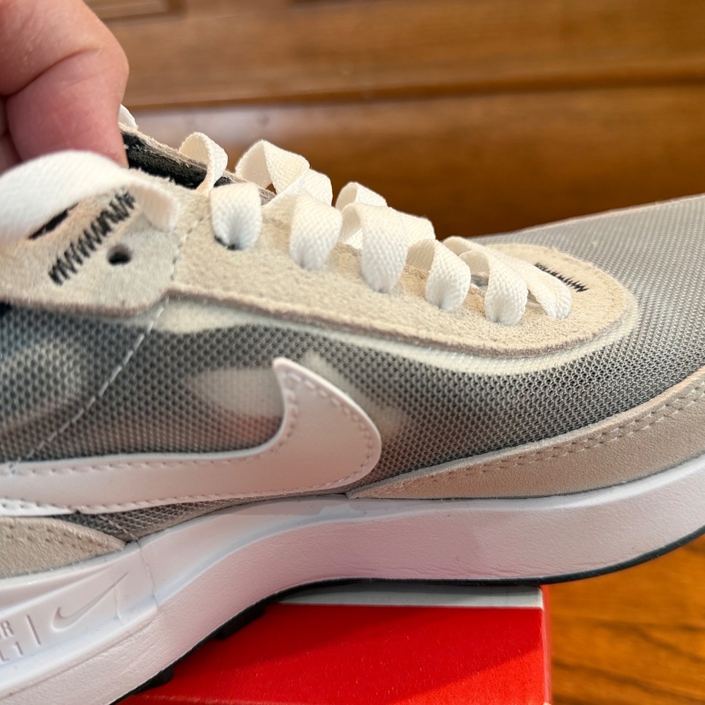 BRAND NEW Nike Waffle One GS - Size 6Y (Women’s 7.5)